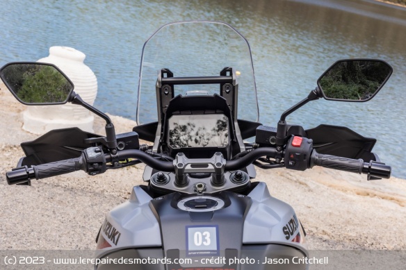 Le guidon de la Suzuki V-Strom 1050