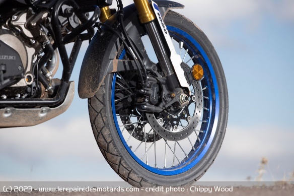 La roue avant de 21 pouces de la Suzuki V-Strom 1050 DE