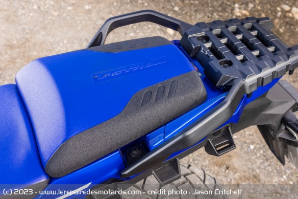 La selle passager de la Suzuki V-Strom 1050 DE