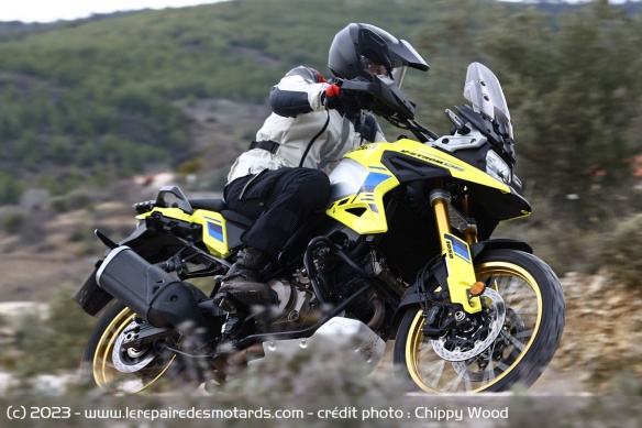 La Suzuki V-Strom 1050 DE sur route