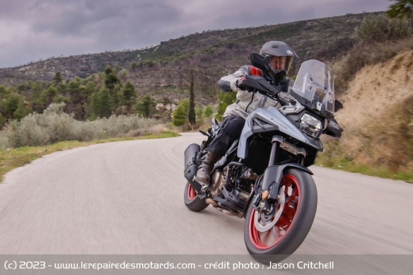 Les V-Strom 1050 restent évidentes dans leur prise en main