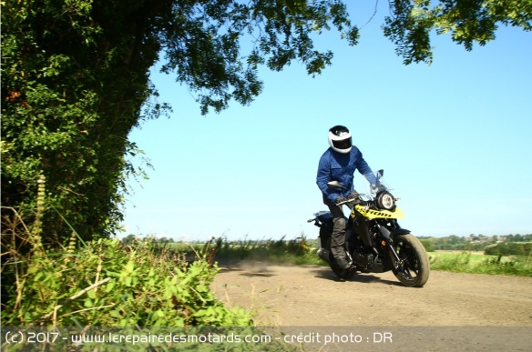 Le Suzuki V-Strom 250 est facile à conduire