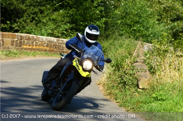 Le Suzuki V-Strom 250 en virage