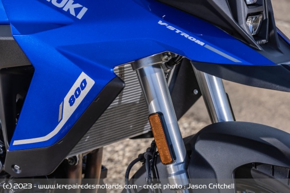 La fourche Showa de la Suzuki V-Strom-800 SE