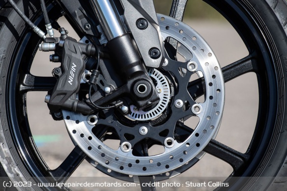 Le frein avant Nissin de la Suzuki V-Strom-800 SE