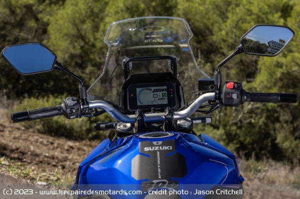 Le poste de pilotage de la Suzuki V-Strom-800 SE