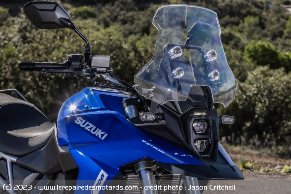 Le phare avant de la Suzuki V-Strom-800 SE