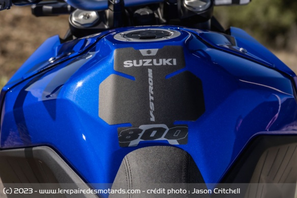 Le réservoir de la Suzuki V-Strom-800 SE