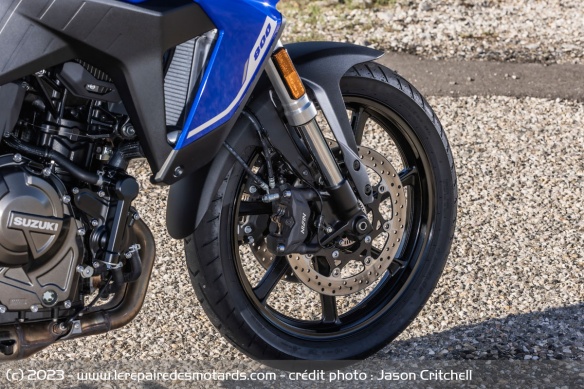 La jante avant de 19'' en aluminium de la Suzuki V-Strom-800 SE