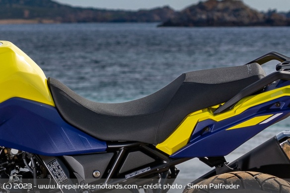 Confortable, la selle est un peu large pour le offroad