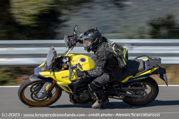 La V-Strom enchaine les courbes sans broncher