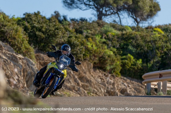 La Suzuki V-Strom 800 DE sur les petites routes