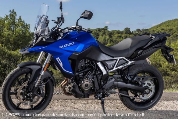 La Suzuki V-Strom-800 SE embarque toujours le système d'assistances SIRS