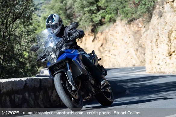 La V-Strom 800 SE est également capable de hausser son rythme sur les petites routes