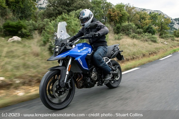 Avec sa prise en main évidente, la V-Strom s'embarque s'en mal en ville