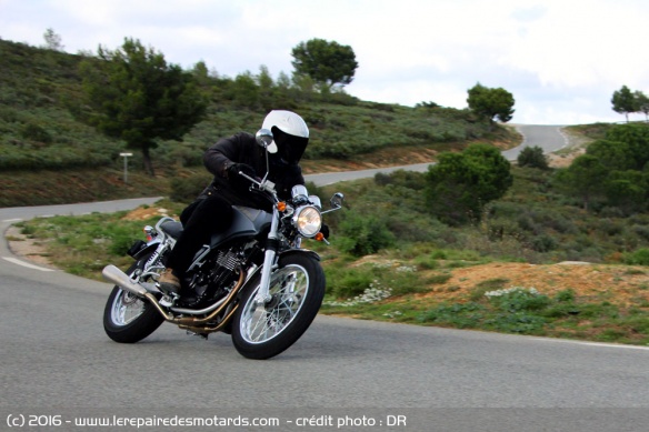 SWM 440 Gran Turismo en courbe
