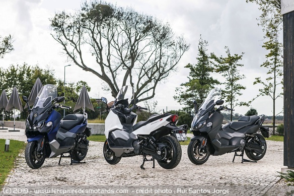 Coloris : bleu, blanc et noir (blanc non vendu en France)