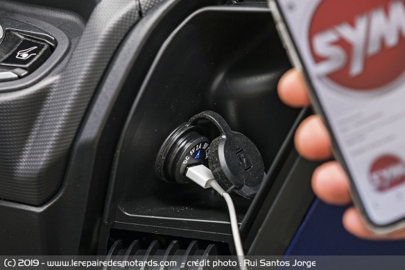 Prise USB dans le vide-poche droit