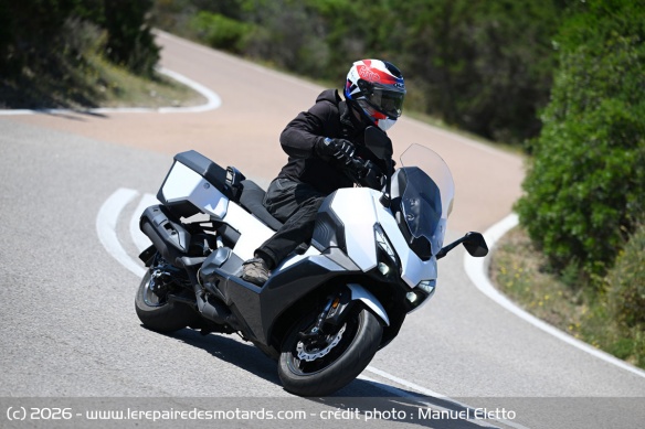 La partie cycle suit la même tendance et seule la béquille centrale vient calmer le rythme dans les virage à droite