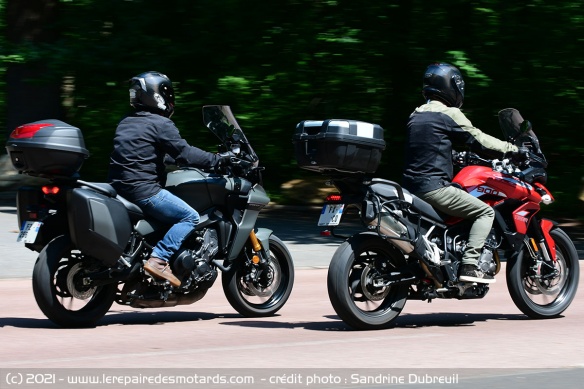 Triumph Tiger 900 GT Pro / Yamaha Tracer 9 GT à la ville et aux champs