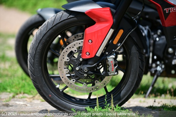 Freins : Brembo 300 mm pour la Tiger, Nissin 298 mm pour la Tracer