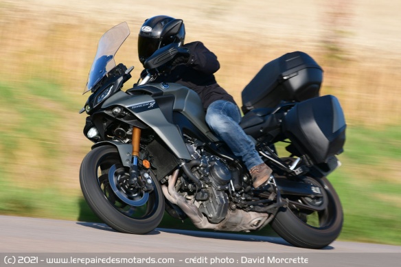 Yamaha Tracer 9 GT sur départementales