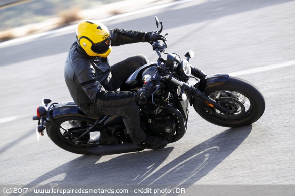 Triumph Bonneville Bobber Black sur route