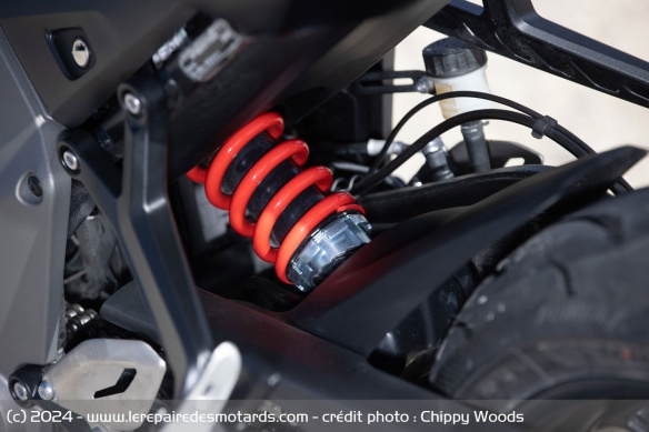 L'amortisseur arrière de la Triumph Daytona 660