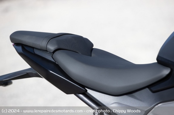 La selle est plutôt épaisse et assez confortable