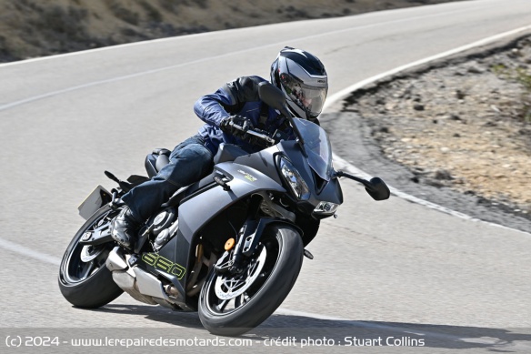 La Daytona 660 se révèle très souple, tant au niveau moteur que boite