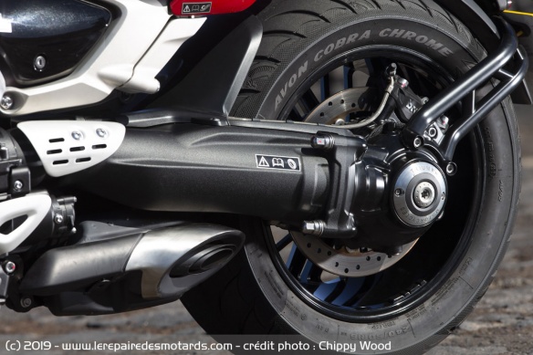 Le monobras oscillant des Triumph Rocket 3