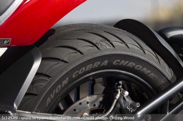 Les Rocket 3 sont équipées de pneus Avon Cobra Chrome