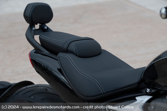 La selle biplace de la Triumph Rocket 3 GT Storm La selle biplace de la Triumph Rocket 3 GT Storm
