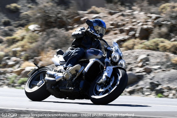 La Triumph Rocket 3 GT en courbe
