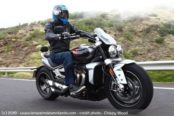 La Triumph Rocket 3 GT sur voie rapide