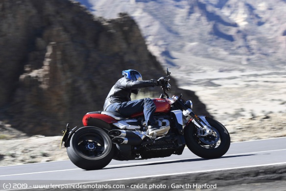 La Triumph Rocket 3 R en courbe