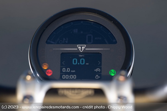 Le petit compteur LCD de la X contraste avec l'équipement moderne de la XE hérité de la Tiger 1200