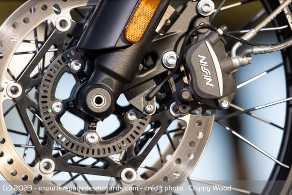 La X se contente d'étiers Nissin là où la XE bénéficie toujours de Brembo Stylema