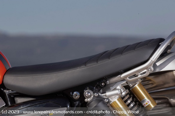 Longue et plate, la selle n'est pas un modèle de confort, surtout à deux