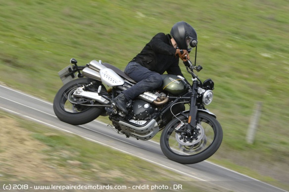 La Triumph Scrambler 1200 XC en virage