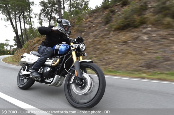 La Triumph Scrambler 1200 XE à l'accélération