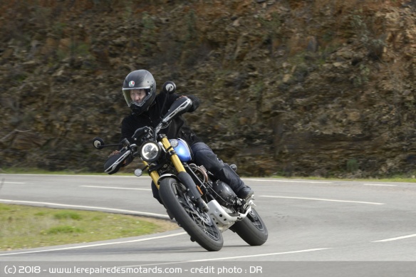 La Triumph Scrambler 1200 XE en courbe