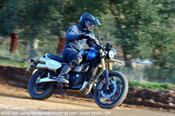 Virage en TT avec la Scrambler XE