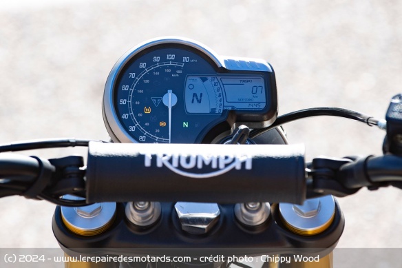 Le compteur analogique de la Triumph Scrambler 400 X
