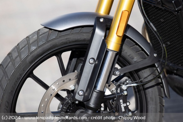 La fourche inversée de la Triumph Scrambler 400 X