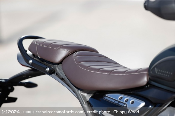 La selle de la Triumph Scrambler 400 X