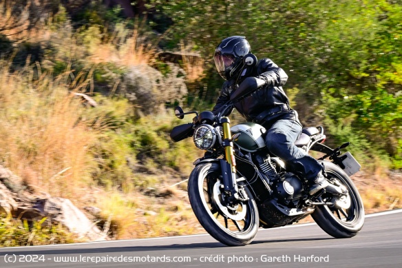 Assez légère et pas trop puissante, la Scrambler 400 X s'emmène assez naturellement