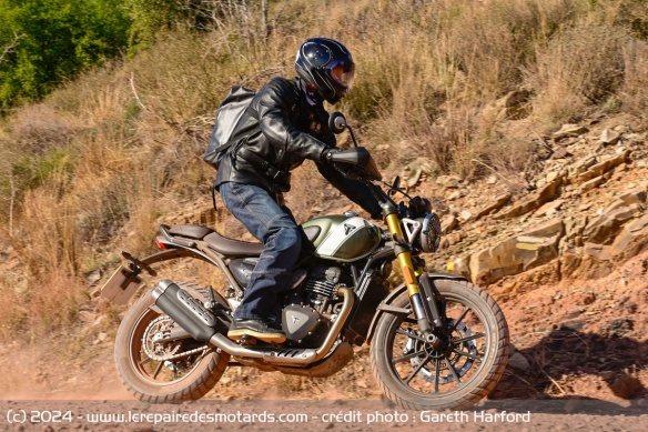 La Scrambler X offre une position correcte pour évoluer sur les chemins, à condition de ne pas être trop grand