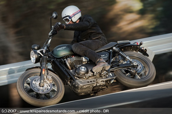 Triumph Street Scrambler sur nationale