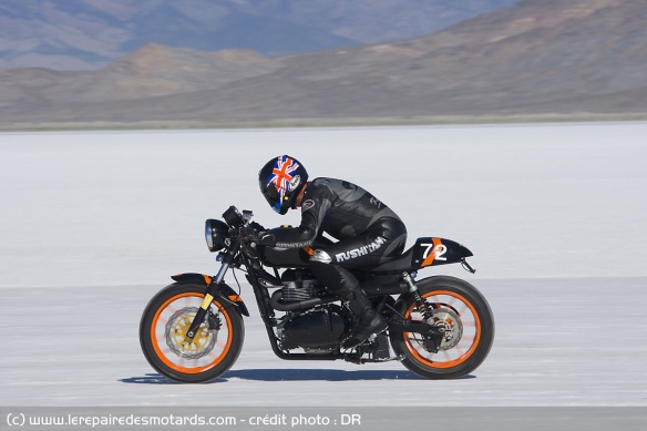 Record de vitesse à Bonneville sur la Triumph préparée par Capri